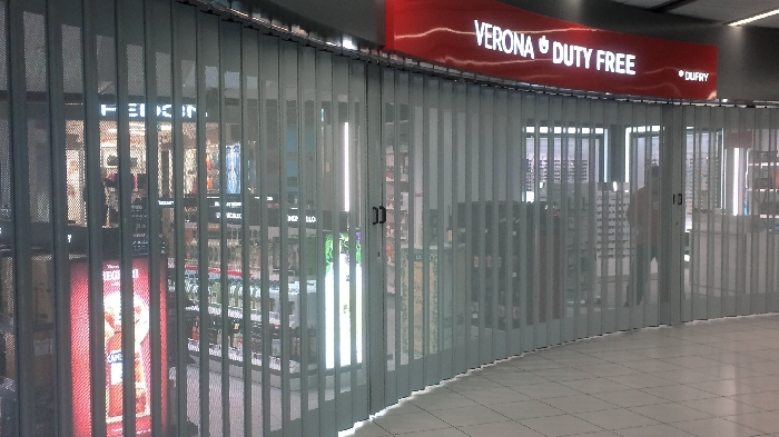 Protector posuvná skládací žaluzie FoldingPack&reg;. Uzávěr pro komerční oblasti letiště