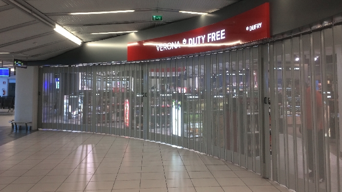 Protector posuvná skládací žaluzie FoldingPack&reg;. Uzávěr pro komerční oblasti letiště