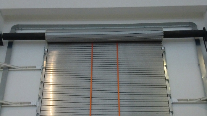 Closure for industrial building storage of silos and tanks