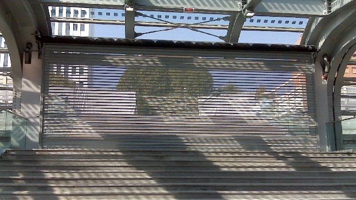 Mikroperforované žaluzie P97 Traspar. Uzávěry přístupu na železniční stanici, Turín