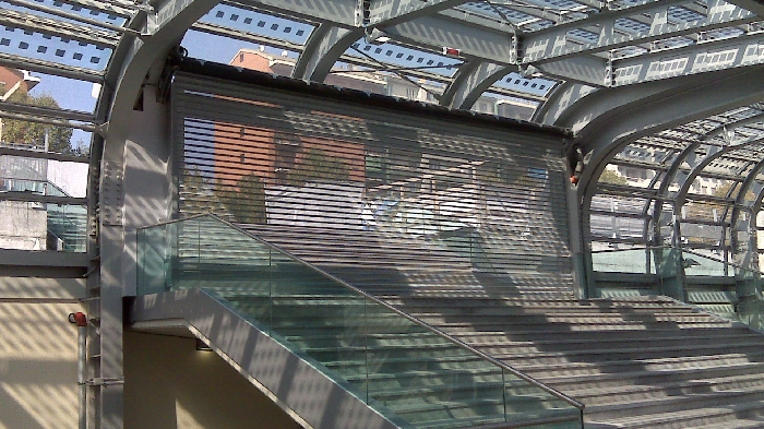 Mikroperforované žaluzie P97 Traspar. Uzávěry přístupu na železniční stanici, Turín