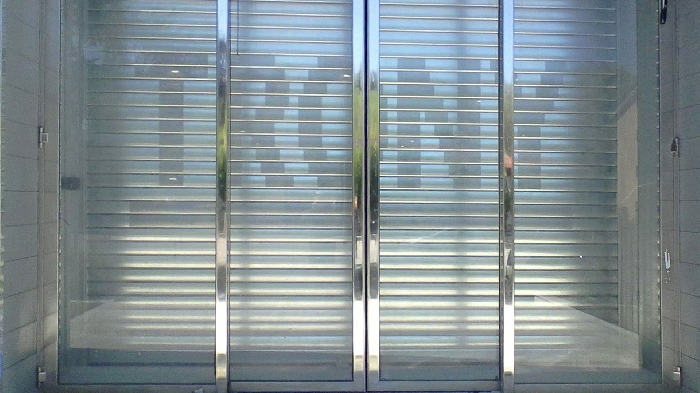 Mikroperforovaná žaluzie s vlastním logem, Trony