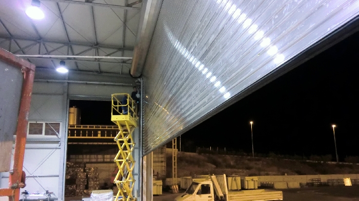 Uzávěr pro skládku odpadu, Sicílie. Hliníková roletová žaluzie model WINDoor&reg; certifikovaná třída 4.