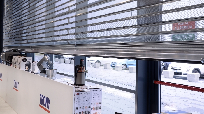 Žaluzie pro obchod s elektrospotřebiči a elektronickými součástkami