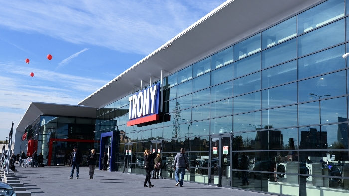 Žaluzie pro obchod s elektrospotřebiči a elektronickými součástkami